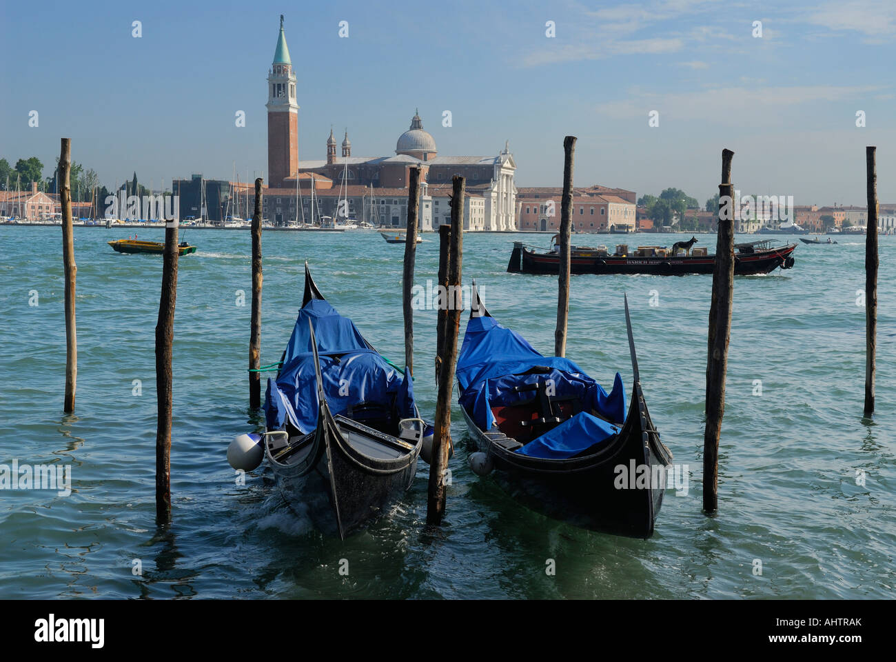 Angedockte Gondeln und vorbeifahrenden Boote am Canale della Giudecca Insel San Giorgio Maggiore Kirche Venedig Italien Stockfoto