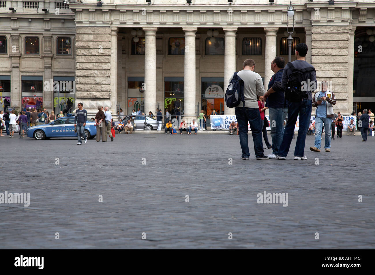 Gruppe von Touristen in Piazza Colonna Rom Latium Italien Stockfoto