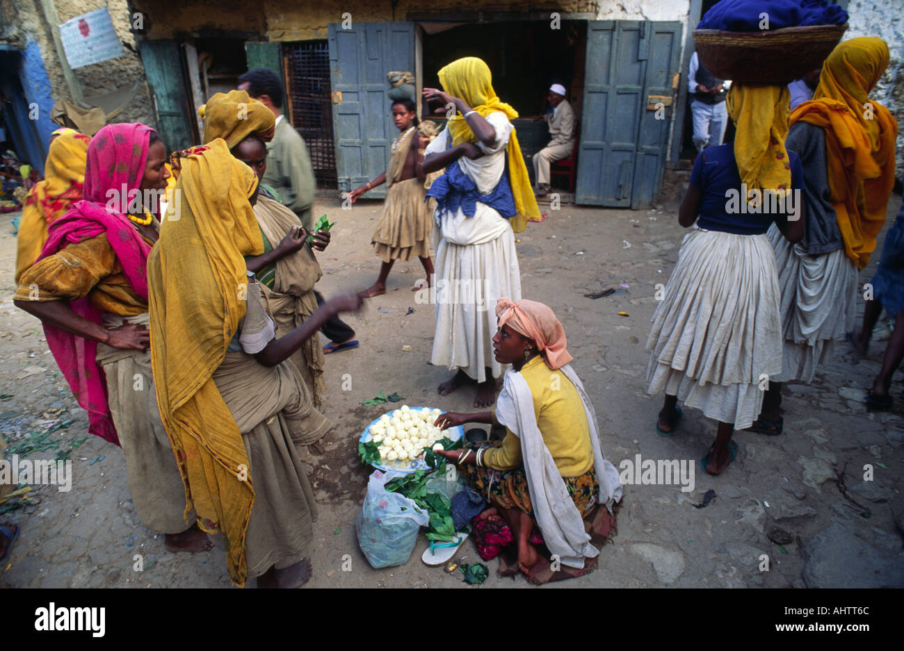 Oromo Frau verkauft hausgemachte Snacks.Harar, Äthiopien Stockfoto