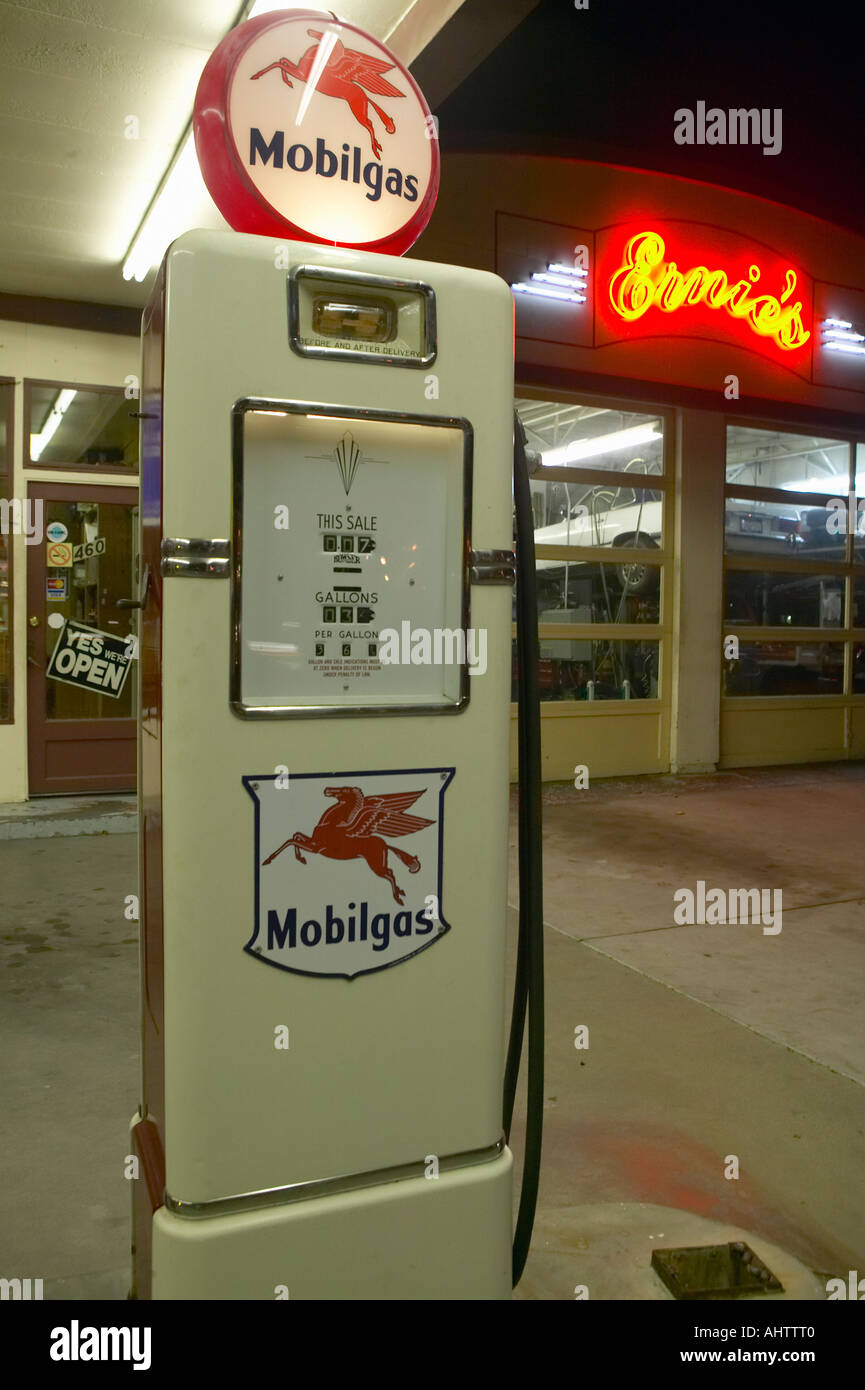 Ernie s Mobil Tankstelle und Pumpen in der Nacht in Santa Paula, Kalifornien Stockfoto