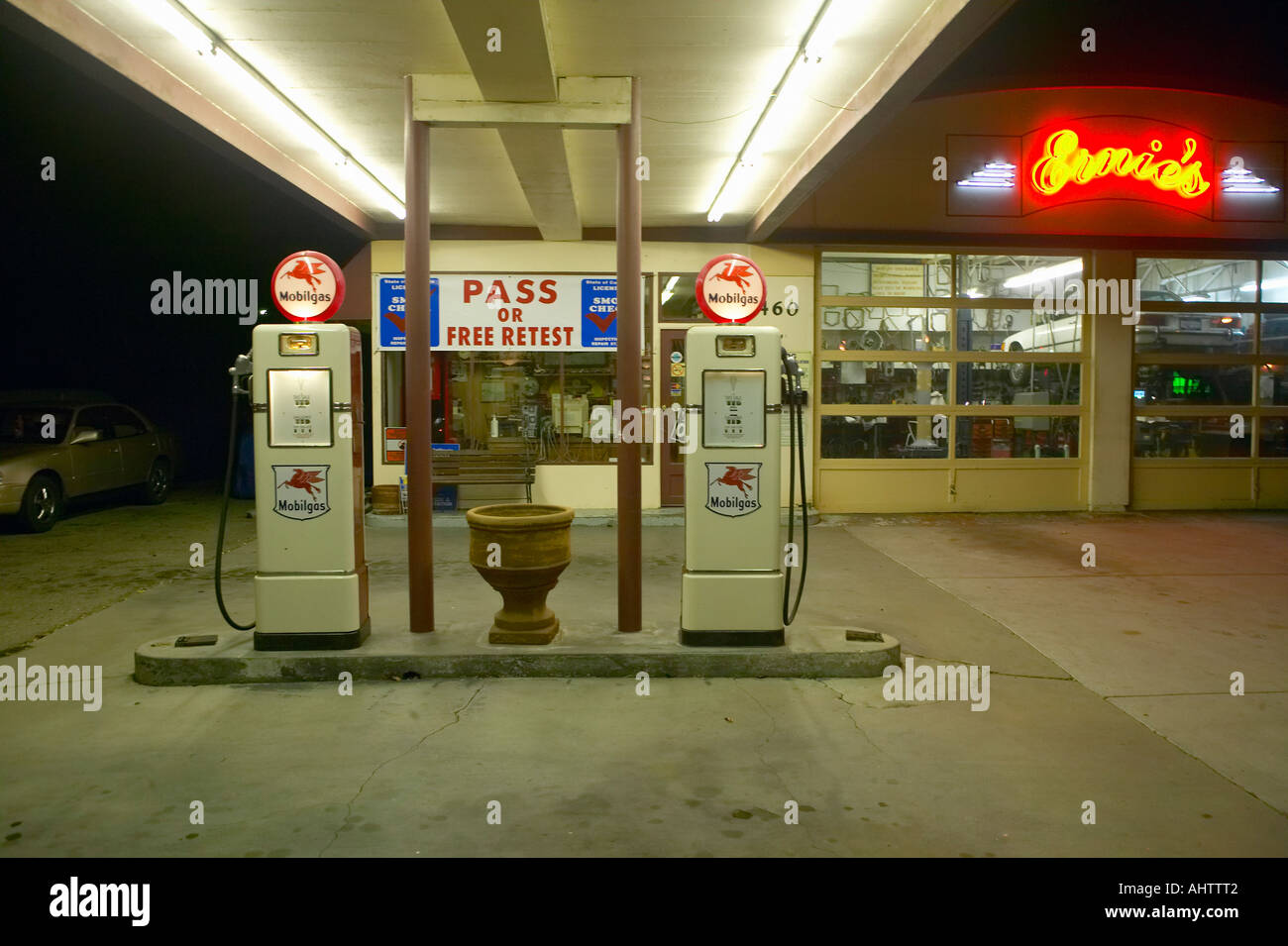 Ernie s Mobil Tankstelle und Pumpen in der Nacht in Santa Paula, Kalifornien Stockfoto