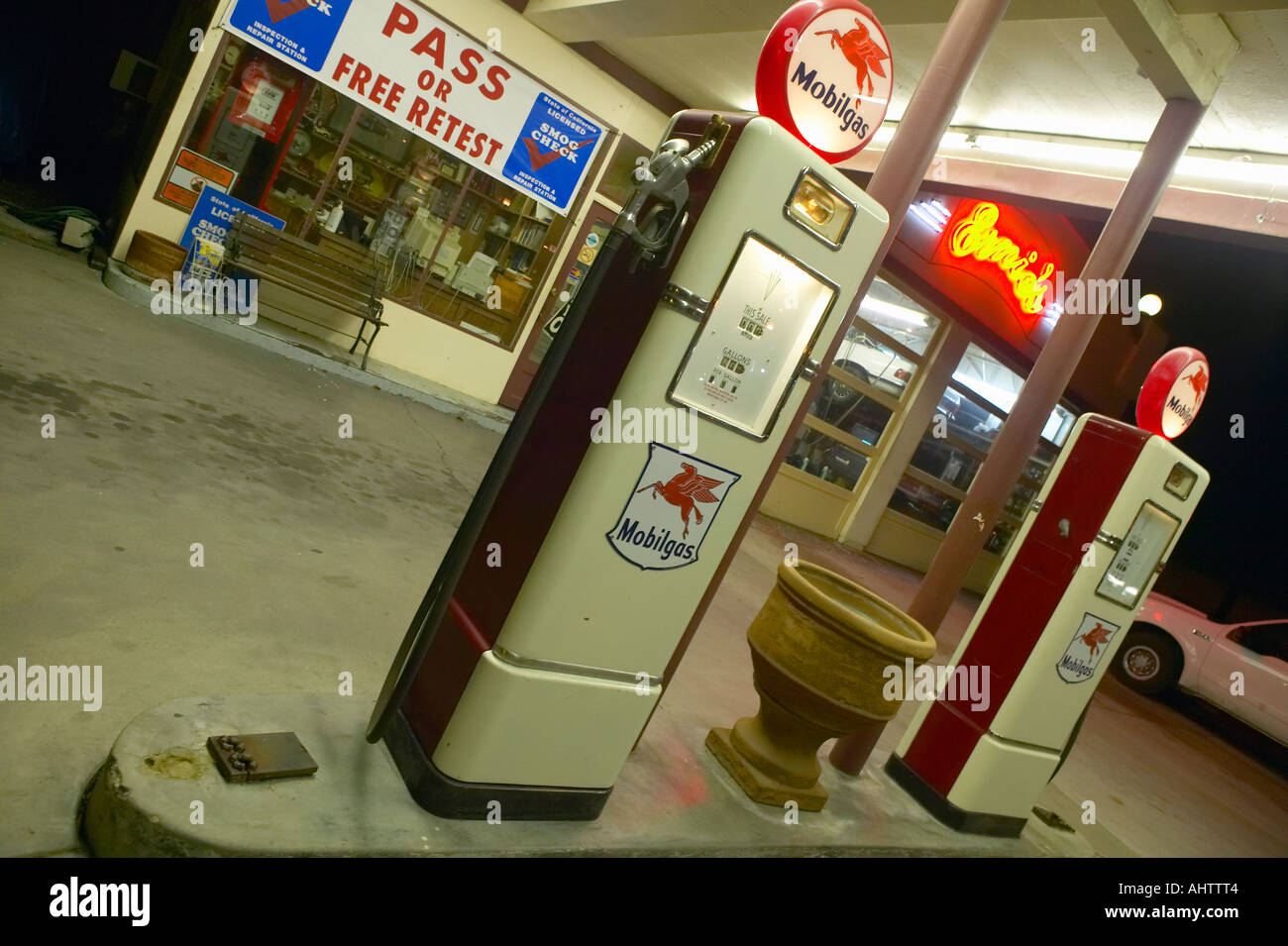 Ernie s Mobil Tankstelle und Pumpen in der Nacht in Santa Paula, Kalifornien Stockfoto