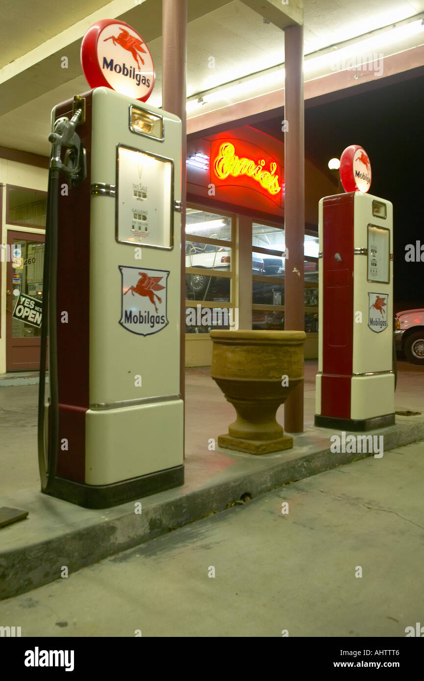 Ernie s Mobil Tankstelle und Pumpen in der Nacht in Santa Paula, Kalifornien Stockfoto