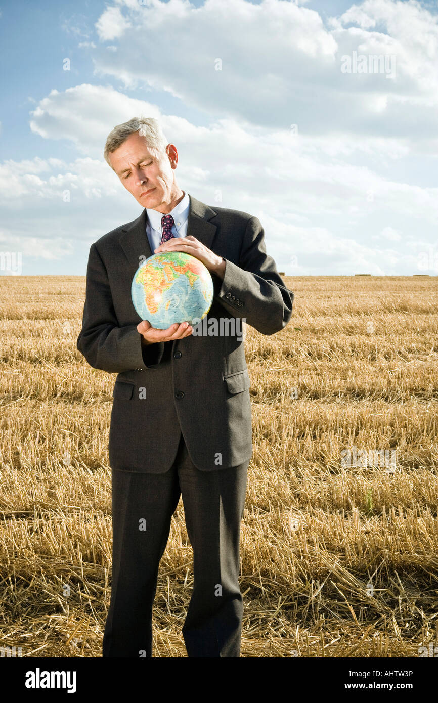 Geschäftsmann in einem Weizenfeld. Stockfoto