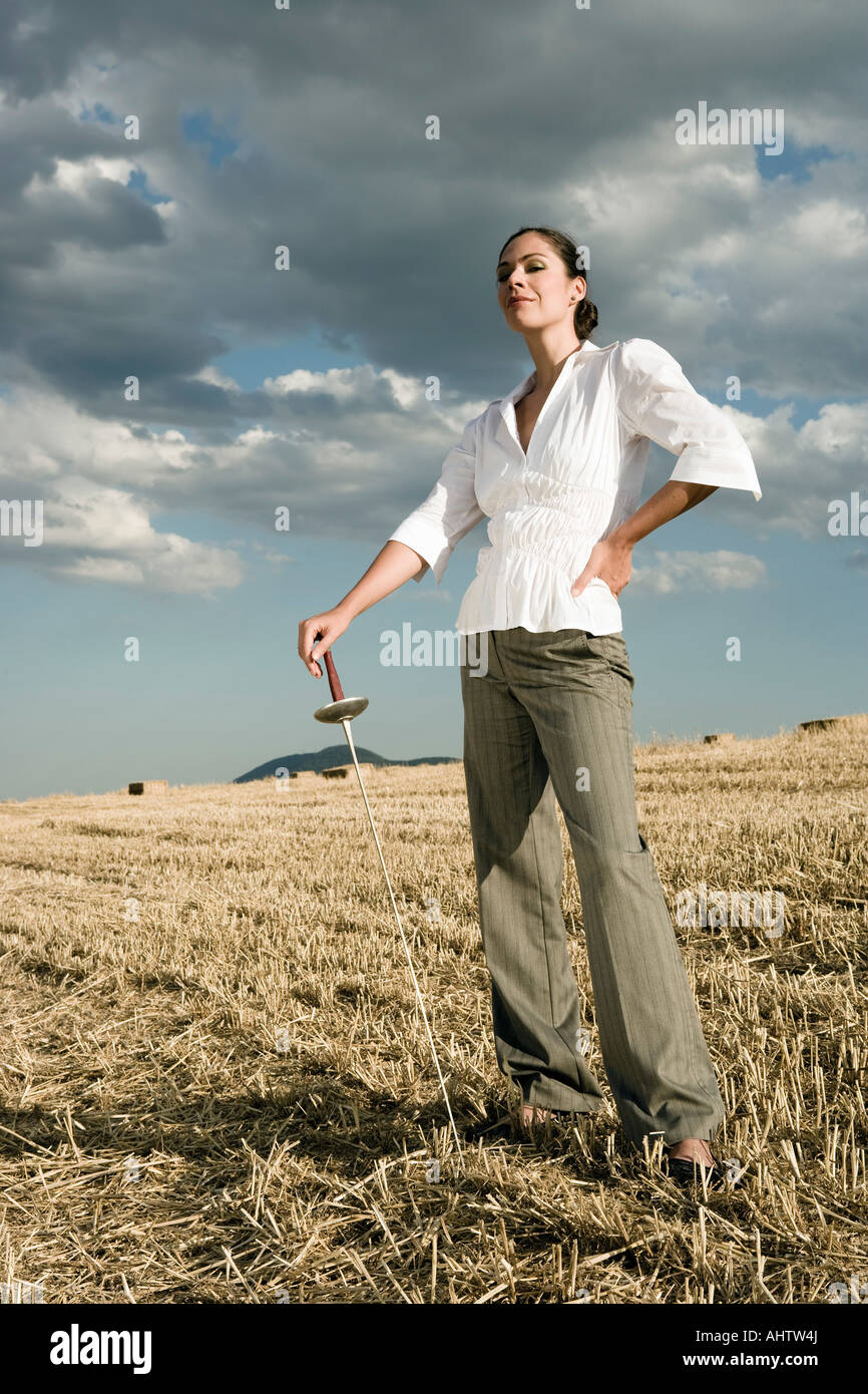 Frau mit Schwert im Weizenfeld. Stockfoto