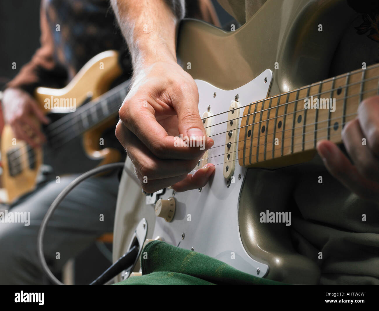Zwei e-Gitarrenspieler hautnah auf Händen. Stockfoto