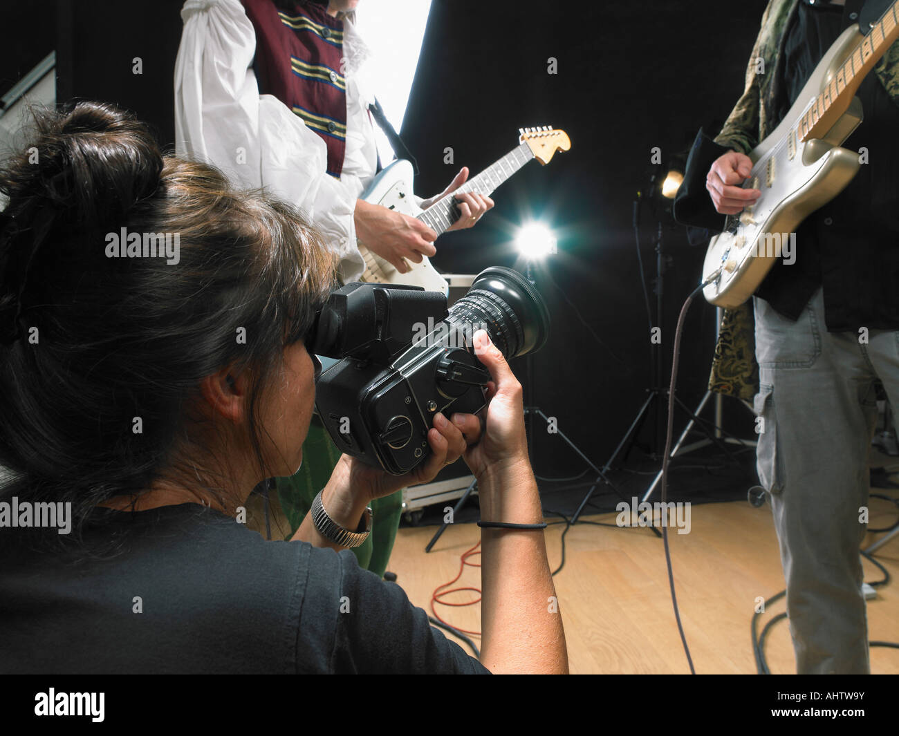 Fotografin, die Aufnahme von zwei e-Gitarrenspieler im Studio hautnah. Stockfoto