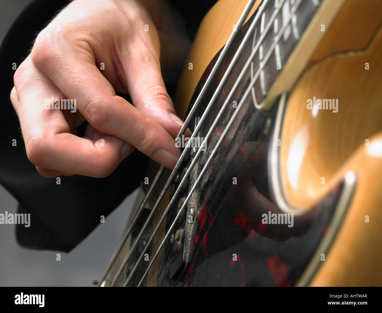 Ein e-Gitarrenspieler hautnah auf Seite. Stockfoto