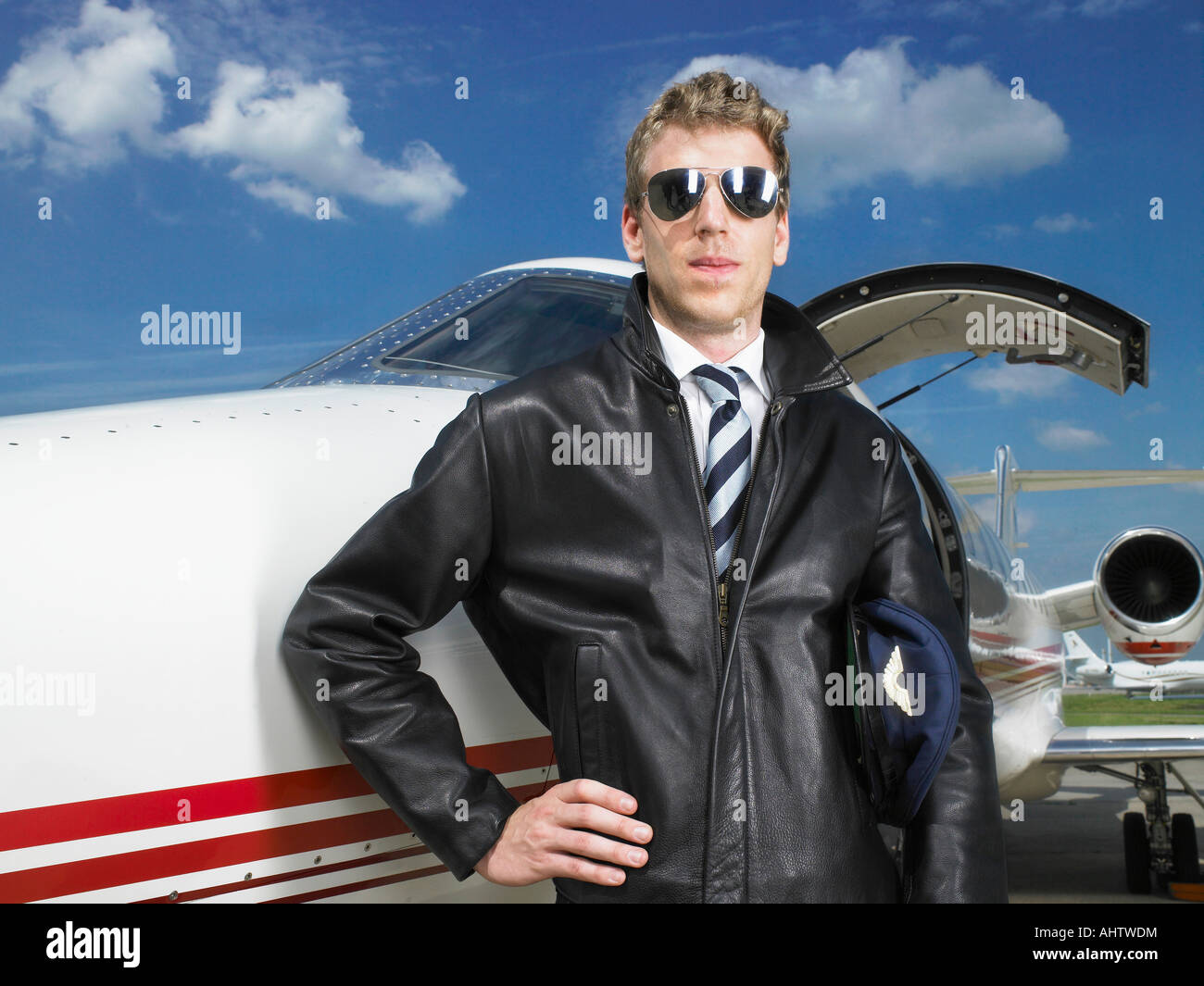 Pilot stand neben Privat-Jet. Stockfoto