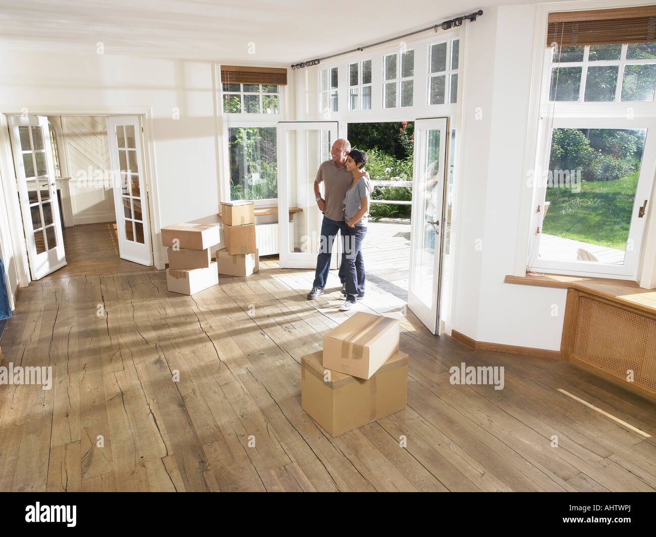 Paar Umzugskartons in neues Haus. Stockfoto