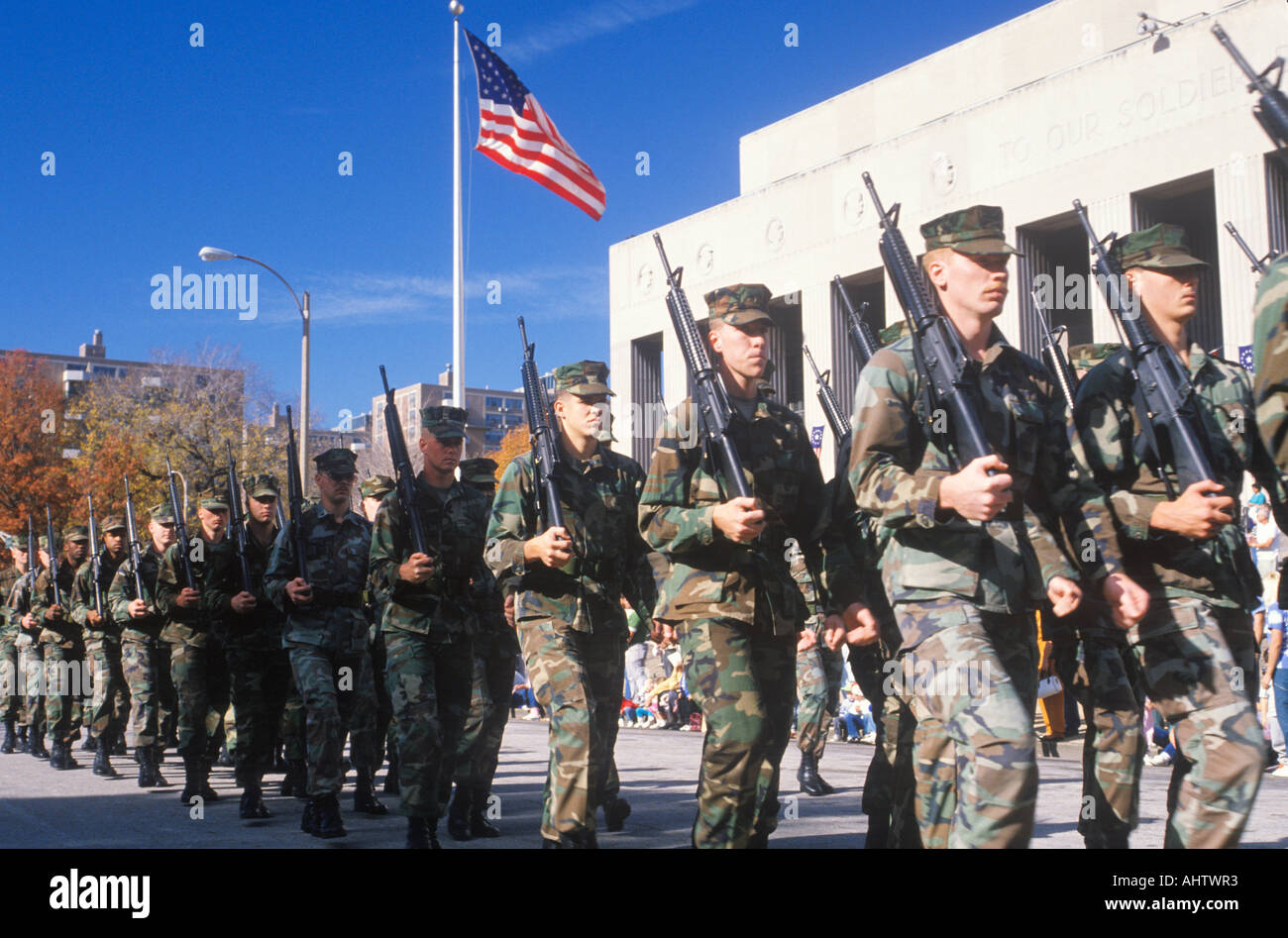 Soldaten marschieren in Veteran s Day Parade St. Louis Missouri Stockfoto