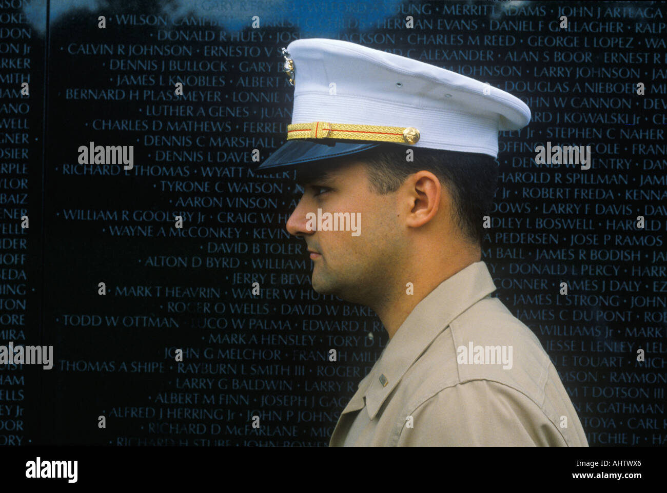 Soldaten vor Vietnam Gedenkstätte Washington D C Stockfoto