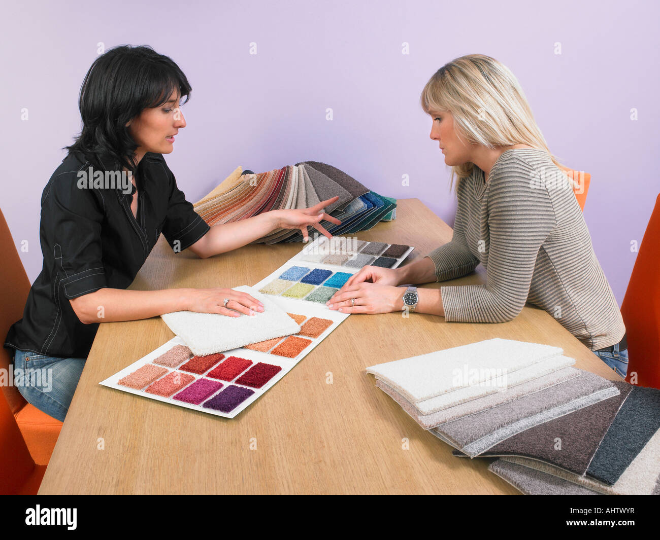 Designer zeigt Teppich Proben an Client. Stockfoto