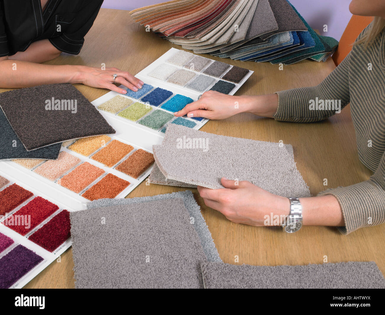 Designer zeigt Teppich Proben an Client. Stockfoto