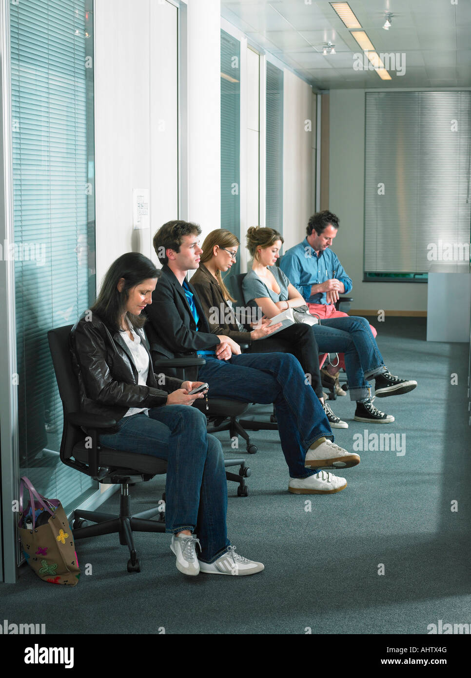Die Patienten sitzen im Wartezimmer eines Krankenhauses. Stockfoto