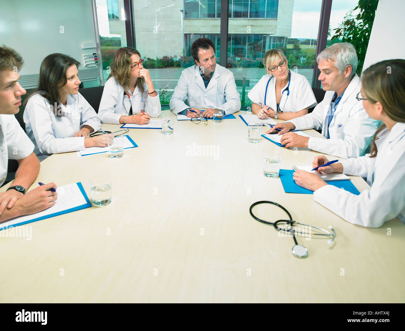 Gruppe von Ärzten im Konferenzraum treffen. Stockfoto