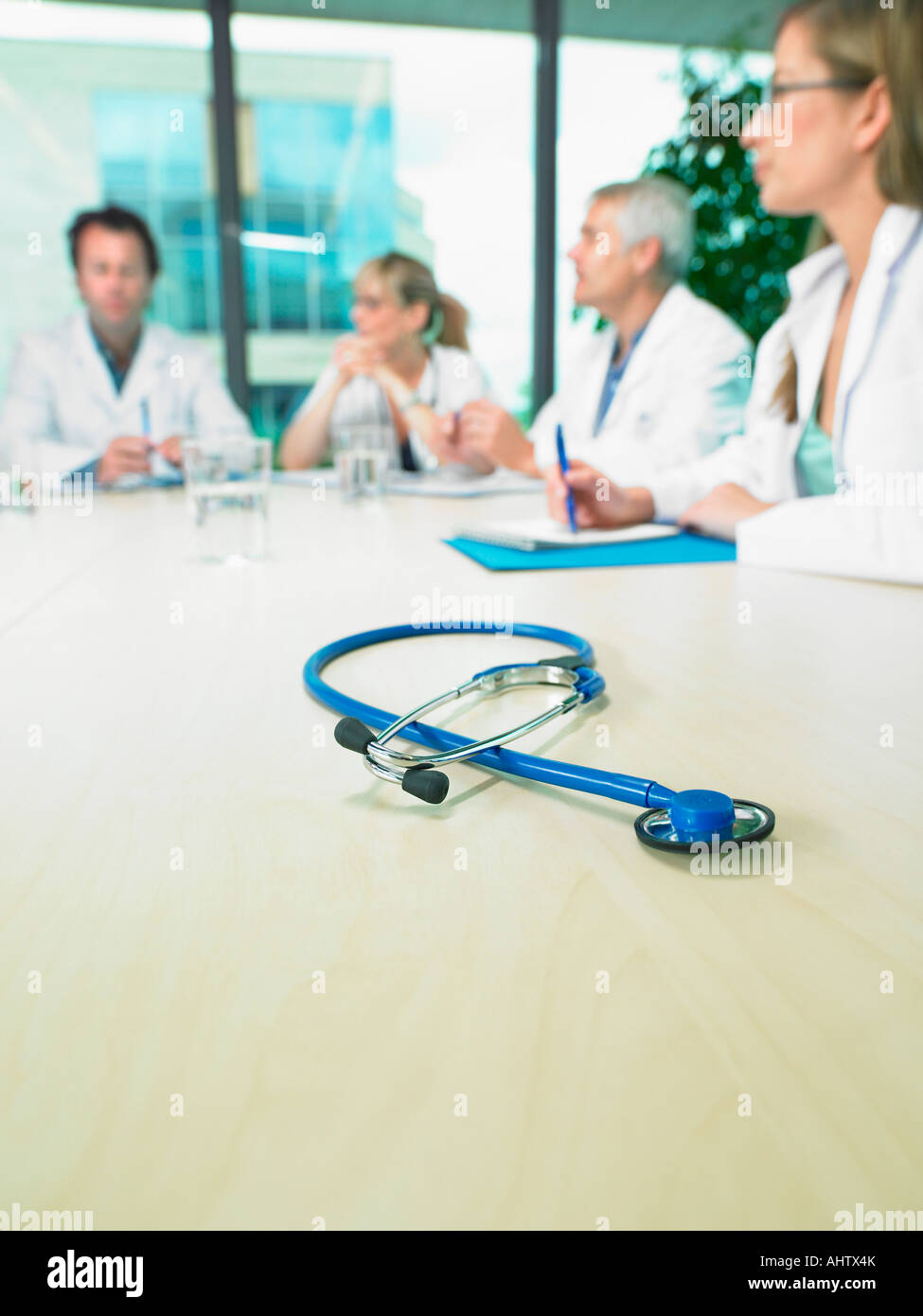 Business-Meeting von einer Gruppe von Ärzten in einem Konferenzraum an einem Tisch. Hautnah am Stethoskop. Stockfoto