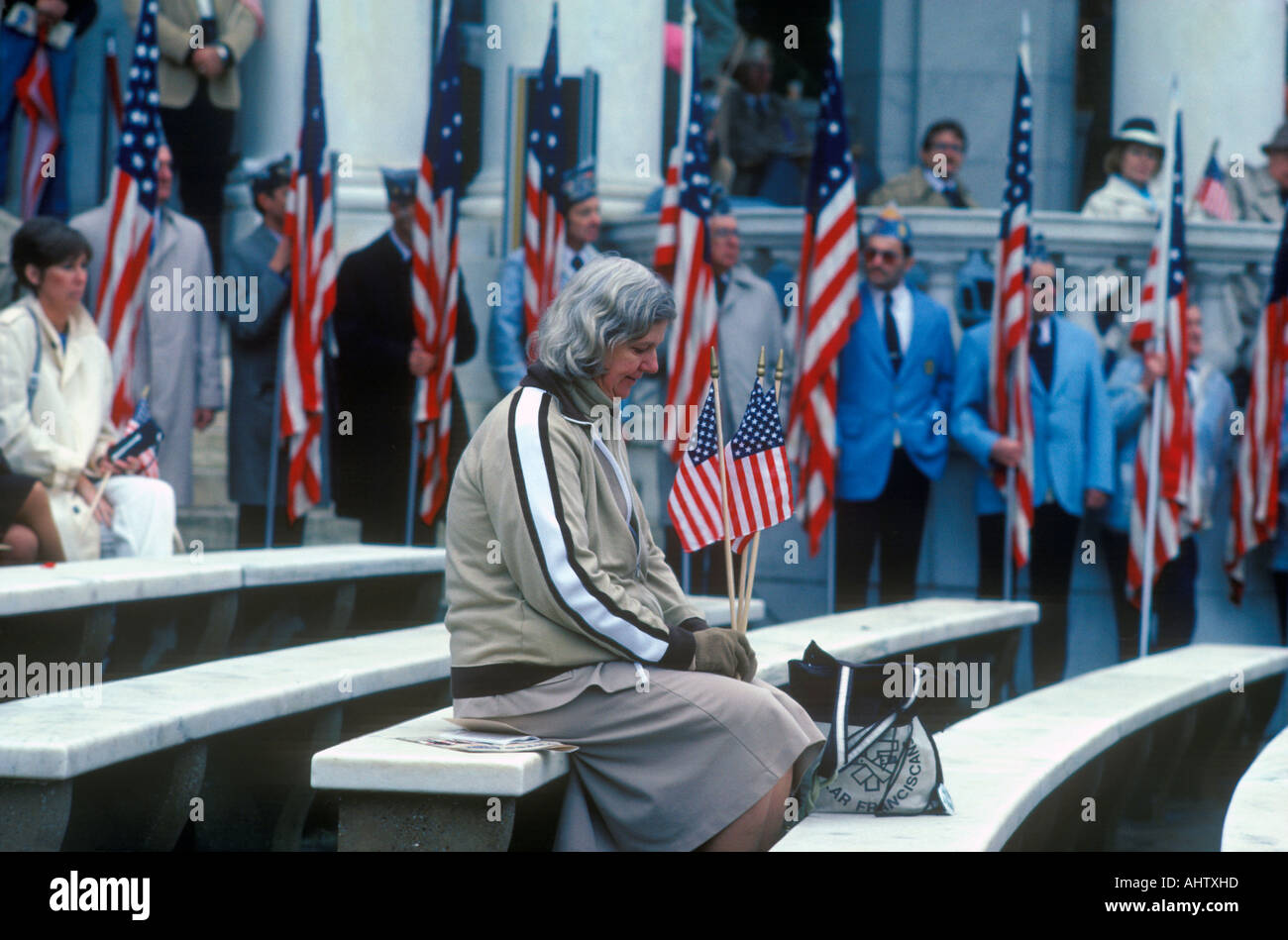 Sitzende Frau mit amerikanischen Fahnen Washington D C Stockfoto