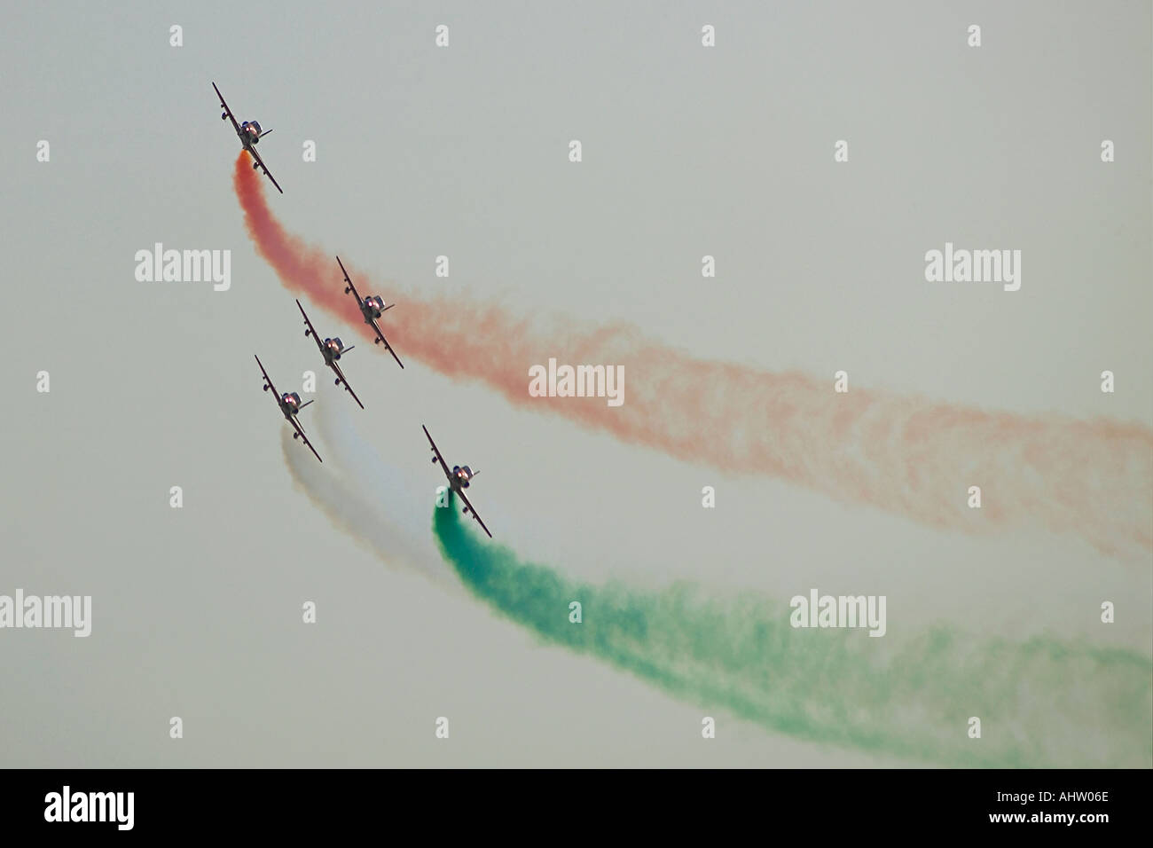 Fünf Flugzeuge, die indische Flagge emittierende Rauchen fliegenden Durchführung Himmel während Flugschau in Mumbai Indien Stockfoto