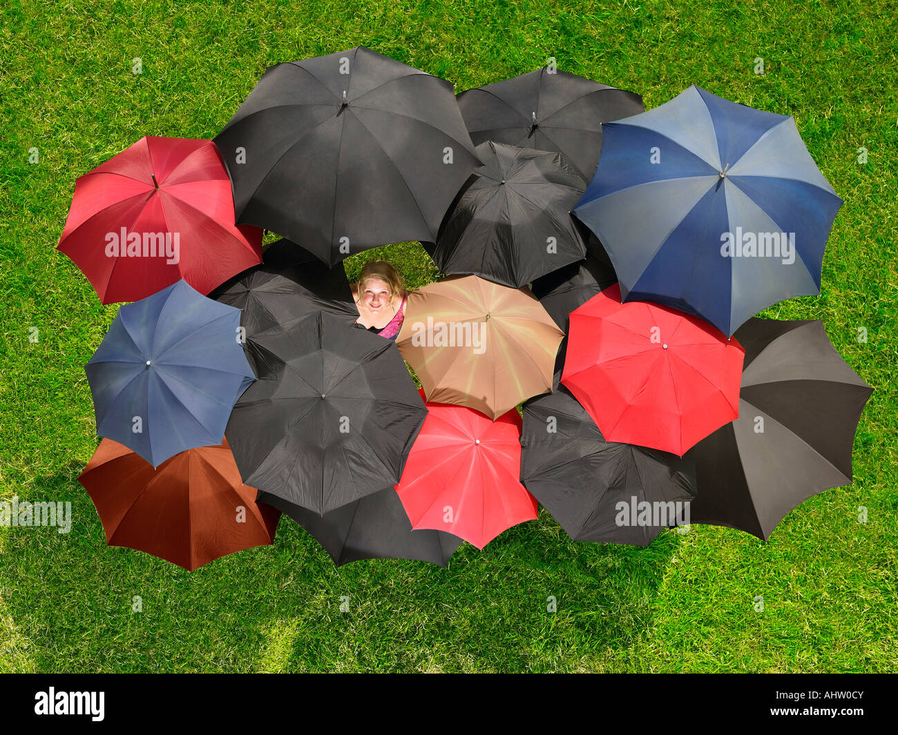 Gruppe von Schirmen von oben mit einem Gesicht blickte Stockfoto