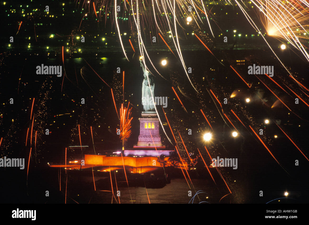 Freiheitsstatue mit Feuerwerk bei Nacht New York City New York Stockfoto