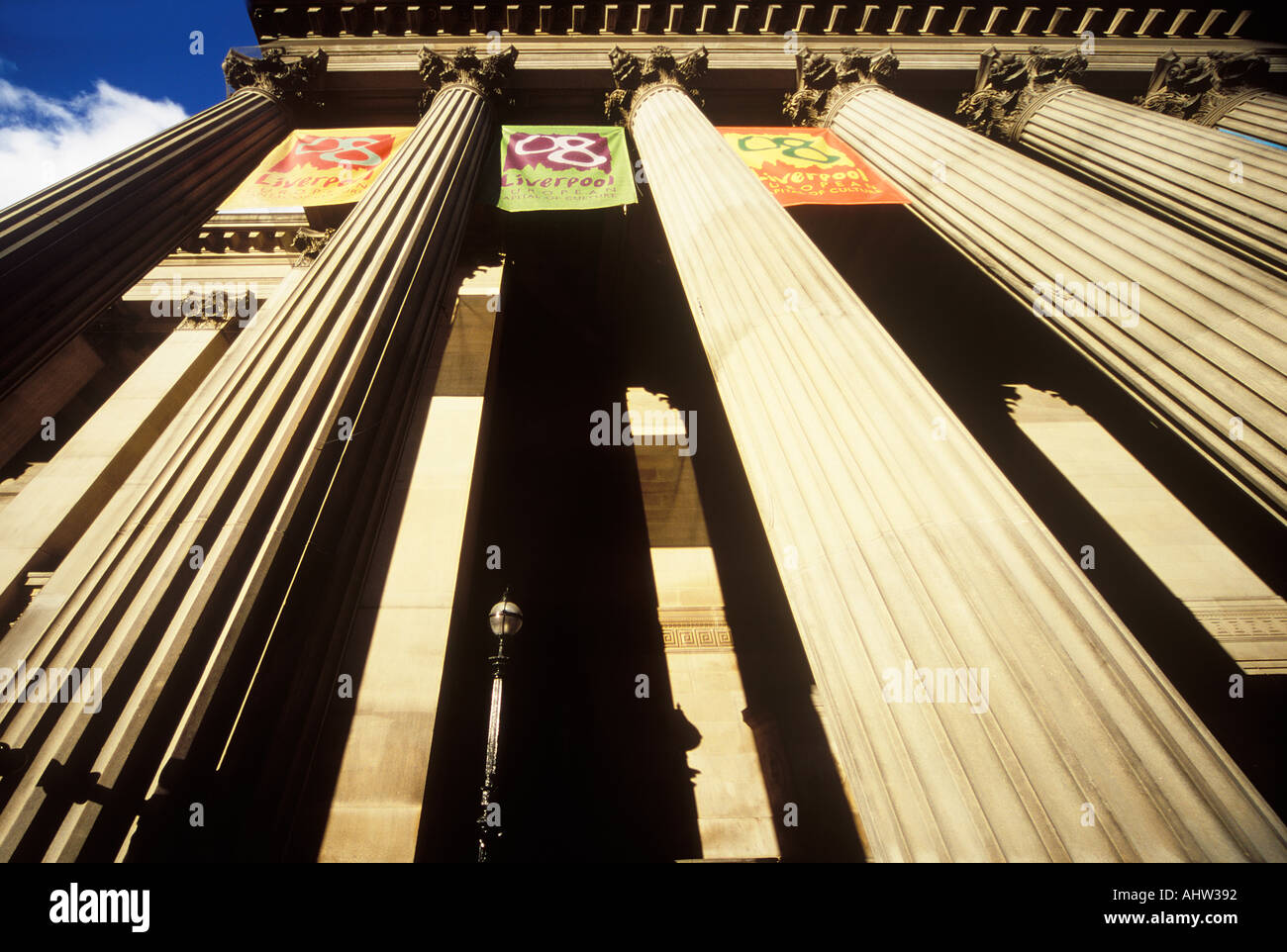 Weitwinkeleinstellung von Saint Georges Hall Ost Höhe Kolonnade Liverpool Merseyside UK Stockfoto