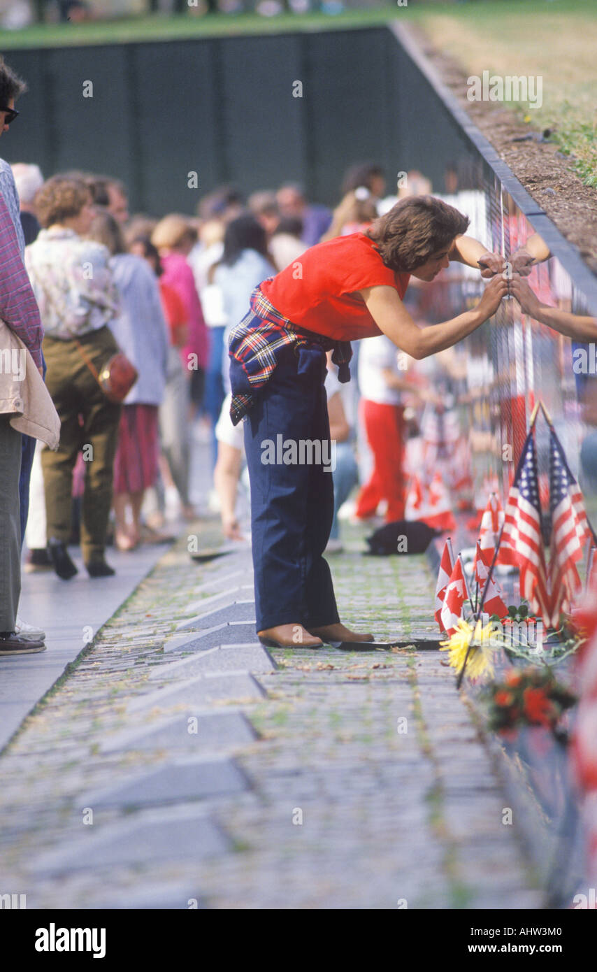 Frau Tracing Namen des Soldaten auf der Vietnam Wall Memorial Washington D C Stockfoto