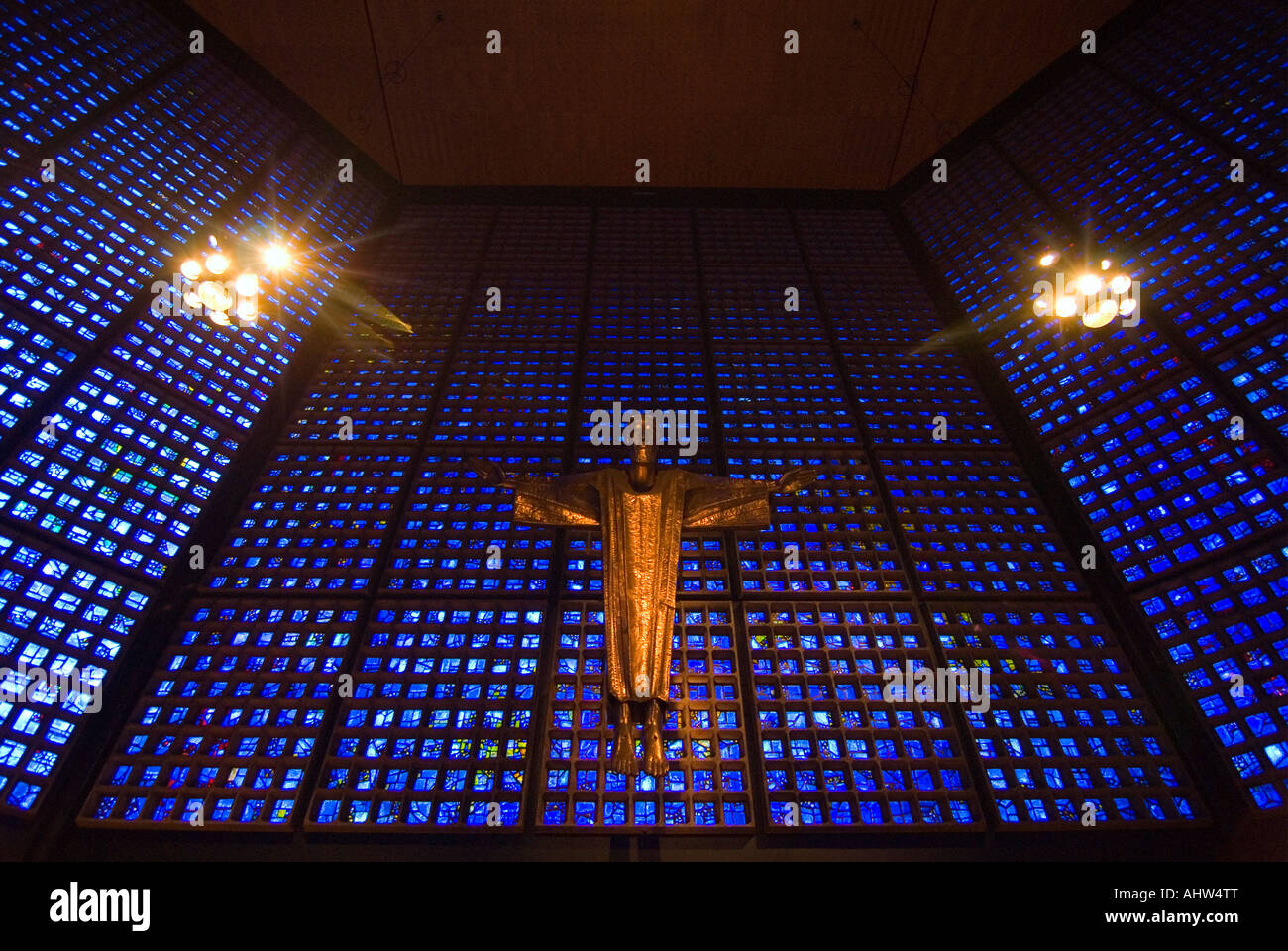 Horizontalen Weitwinkel von Altar und blauen Glasfenster im Inneren der neuen Kaiser-Wilhelm-Gedächtniskirche. Stockfoto