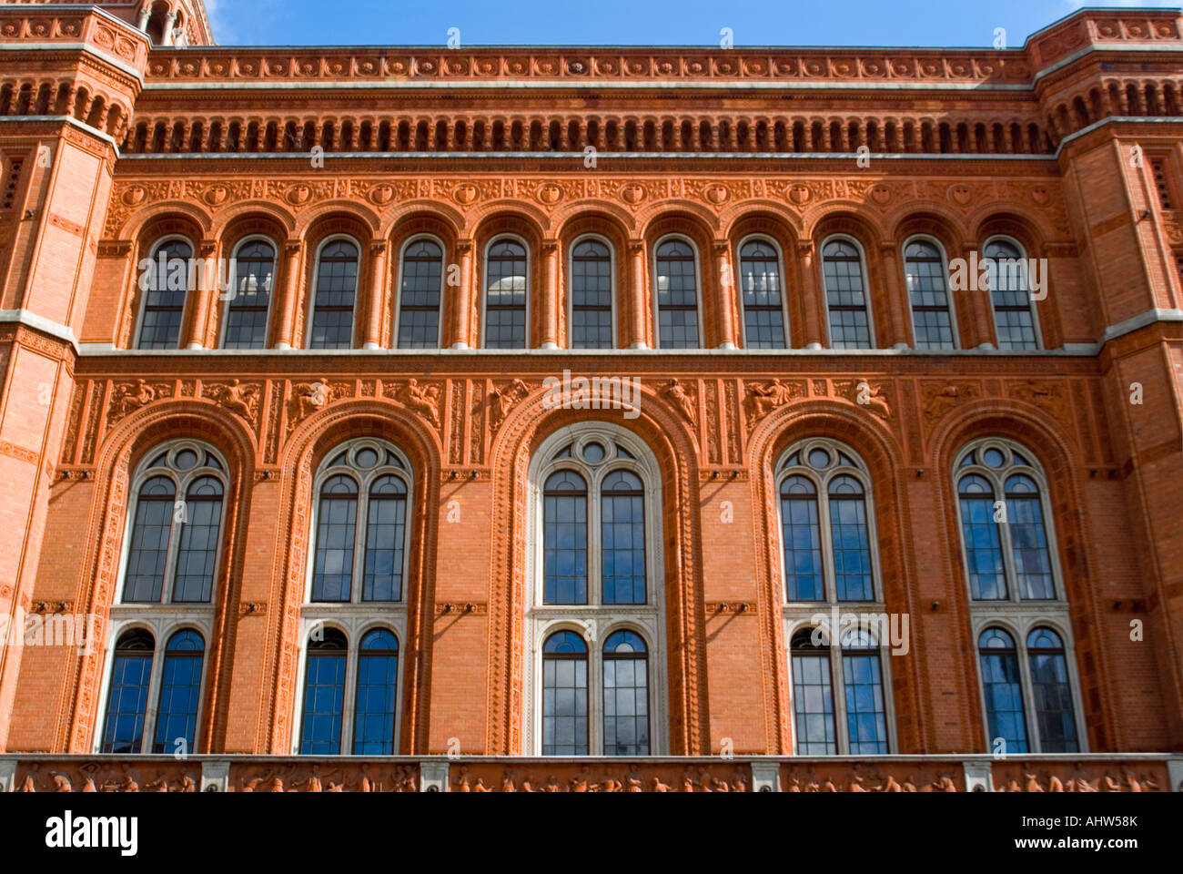 Horizontale Nahaufnahme des detaillierten Mauerwerks dekorieren das unverwechselbare Rotes Rathaus "Rotes Rathaus" an einem sonnigen Tag. Stockfoto