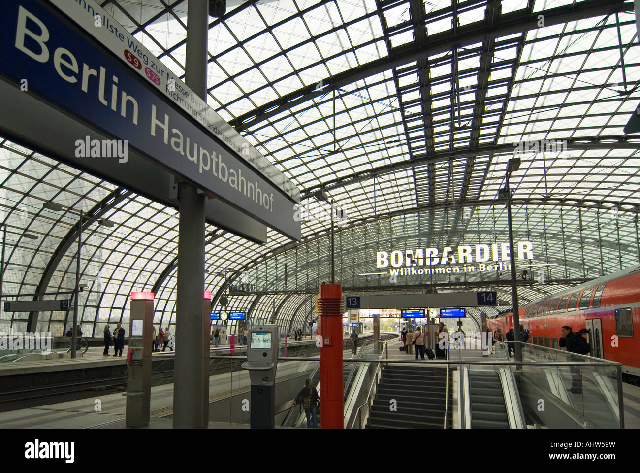 Horizontalen Weitwinkel der belebten Bahnhofshalle und Plattformen in Berlin Hauptbahnhof Station. Stockfoto