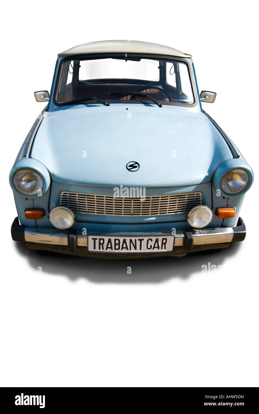 Vertikale Ansicht von einem Trabant Oldtimer aka Trabbi oder Trabi, auf einem weißen Hintergrund. Stockfoto