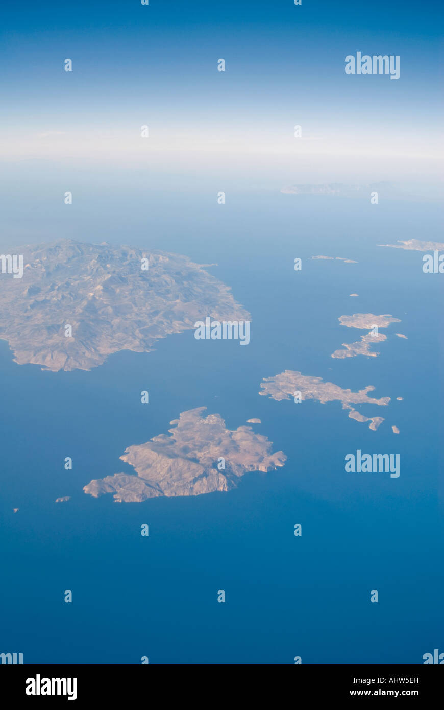 Vertikale Luftbild aus großer Höhe der griechischen Kykladen Inseln mit westlicher und größte Insel Naxos. Stockfoto