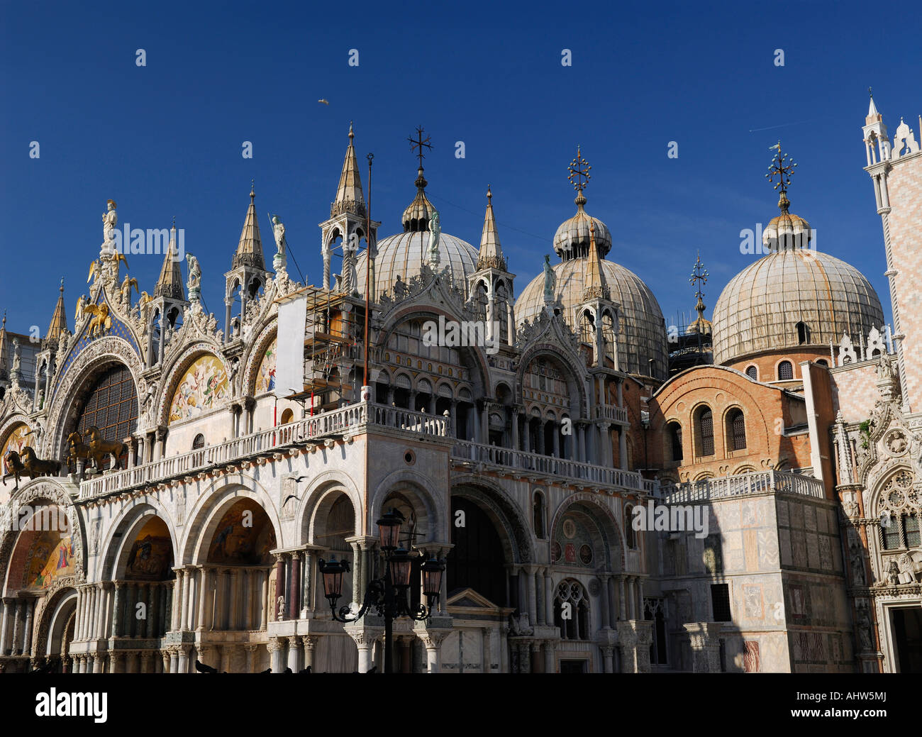 Fassade der Kirche Saint Marks Roman Cathlolic Basilica in Venedig Italien Stockfoto