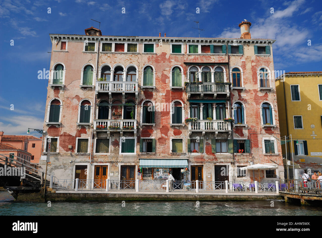 Schälen rote Stuck an einen venezianischen Hafen Gebäude am San Basilio Wasserbus stoppen Venedig Italien Stockfoto