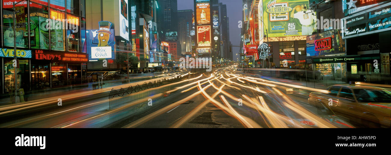 Dies ist der Times Square in der Nacht gibt es gestreift Lichter von den Autos Reisen über den Platz gibt es Neon-Lichter aus Stockfoto