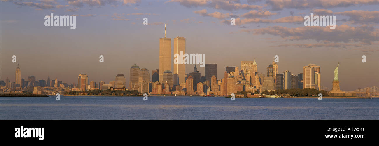 Dies ist die Manhattan Skyline von New Jersey es beinhaltet Empire State Building Welt Handel Türme Statue of Liberty und Stockfoto