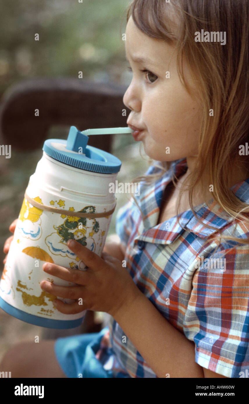 Ein junges Mädchen, trinken aus einem wiederverwendbaren Behälter Stockfoto