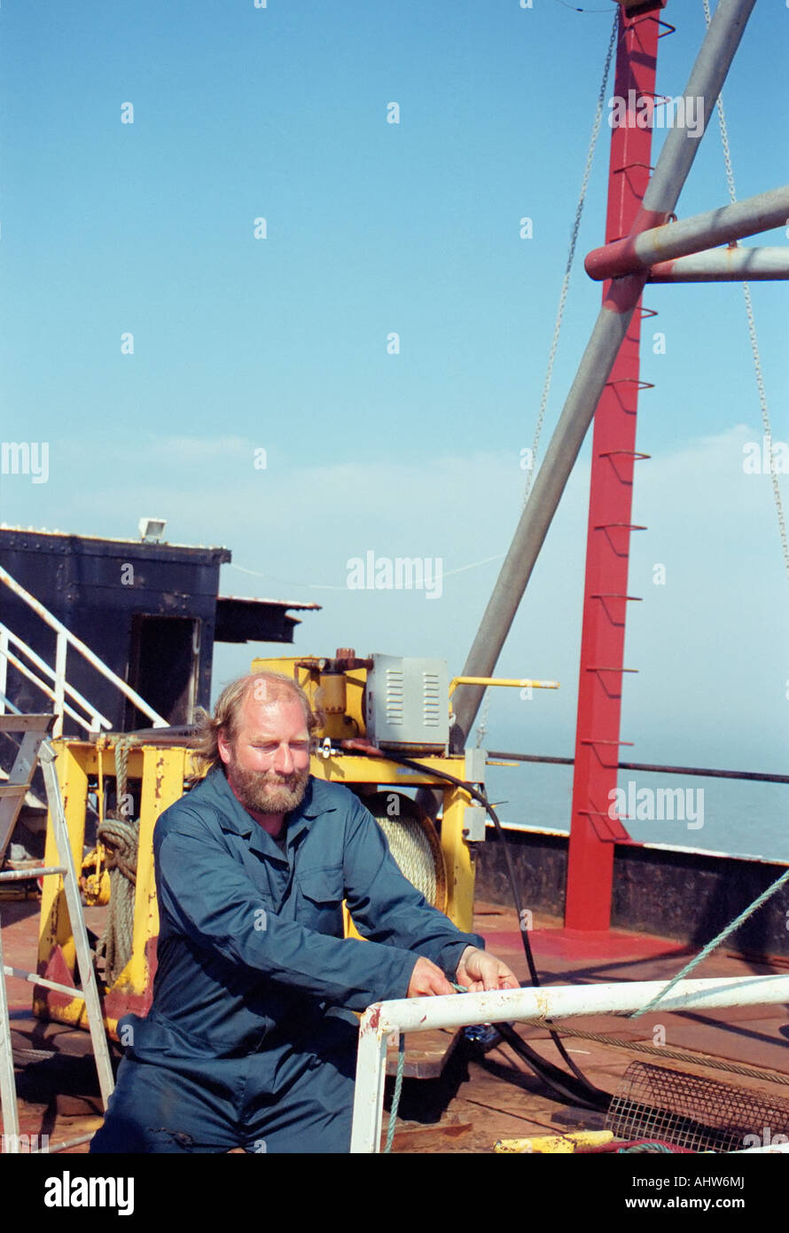 Ein Wachmann an der Principality of Sealand betreibt die Winde, die Besucher auf den Turm zieht. Stockfoto