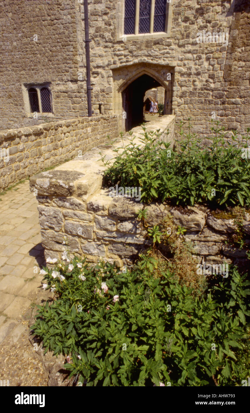 Alte Burg Anlagen und Gärten in England Stockfoto