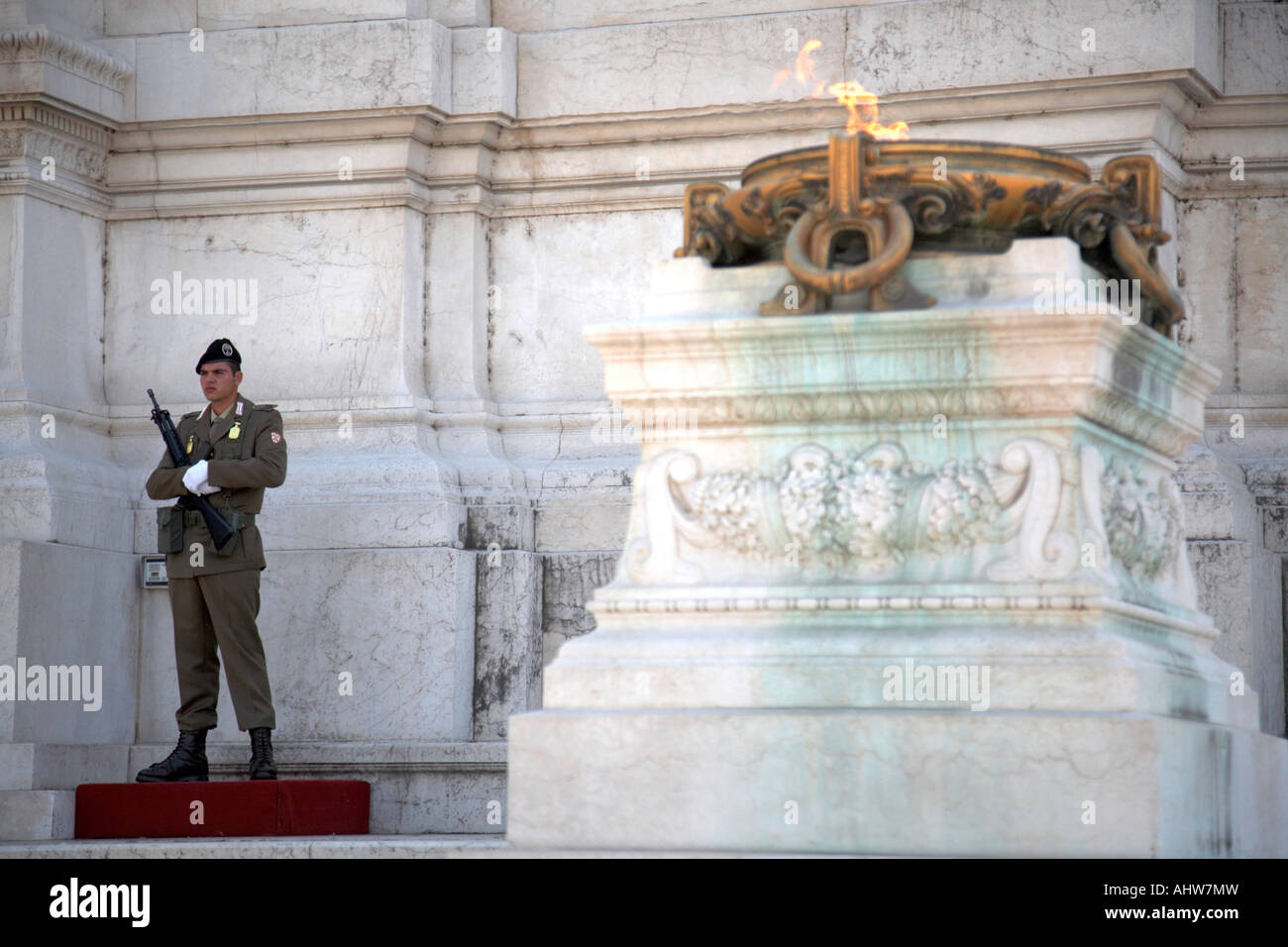 Offizier in der italienischen Armee bewacht die ewigen Flammen an dem Denkmal Vittorio Emanuele II in Rom-Latium-Italien Stockfoto