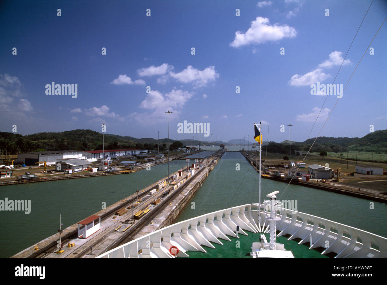 Bogen des Kreuzfahrtschiffes und Panamakanal Stockfoto