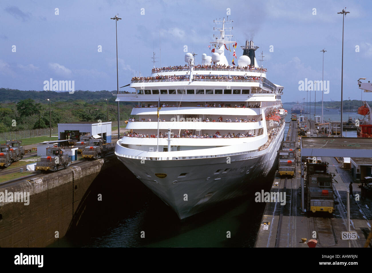 Kreuzfahrtschiff betritt Gatun Locks, Panama Canal, Panama Stockfoto