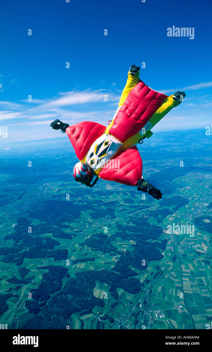 Ein Fallschirmspringer fliegt durch den Himmel über der Schweiz mit einem Wingsuit bei einem Sprung Training für einen Weltrekord Stockfoto