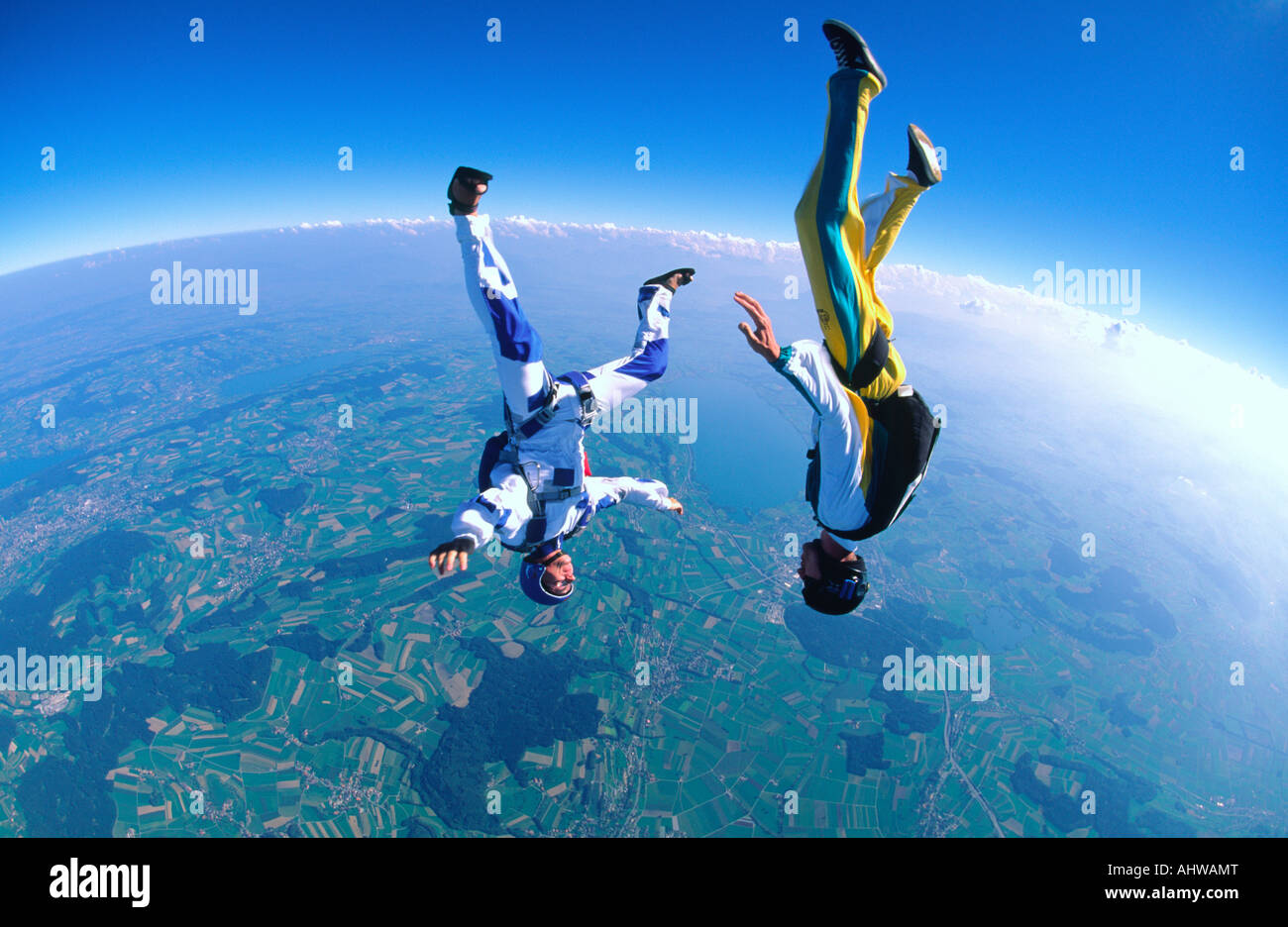 Zwei Fallschirmspringer genießen, Richtung Eaurth, die in der Lage sein Headdown zusammen fällt Stockfoto