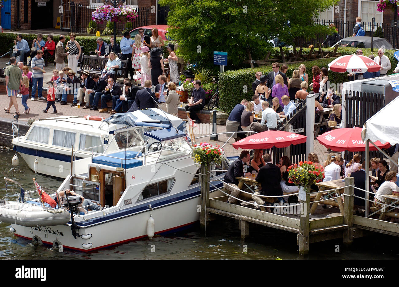 Leute-Stege und trinken am Ufer des Flusses während der Royal Regatta auf der Themse in Henley-Oxfordshire-England-UK Stockfoto