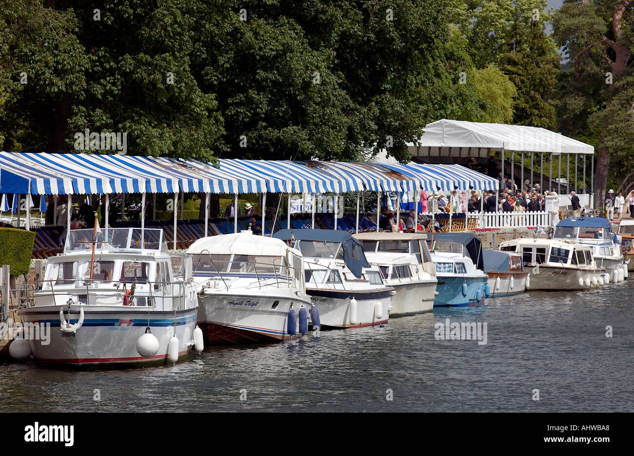 Cruiser und Gastfreundschaft Zelte an der Themse in Henley Royal Regatta in Oxfordshire, England UK Stockfoto