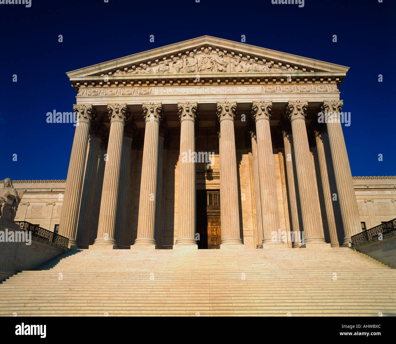 Dies ist der United States Supreme Court vor blauem Himmel Stockfoto
