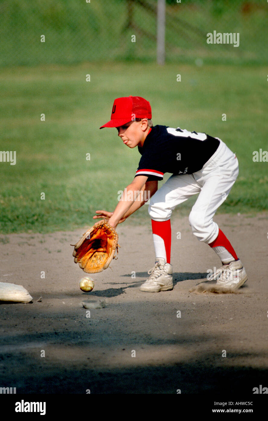Little League Baseball-Spieler soll den Ball zu fangen, während des Spiels dritten base Stockfoto
