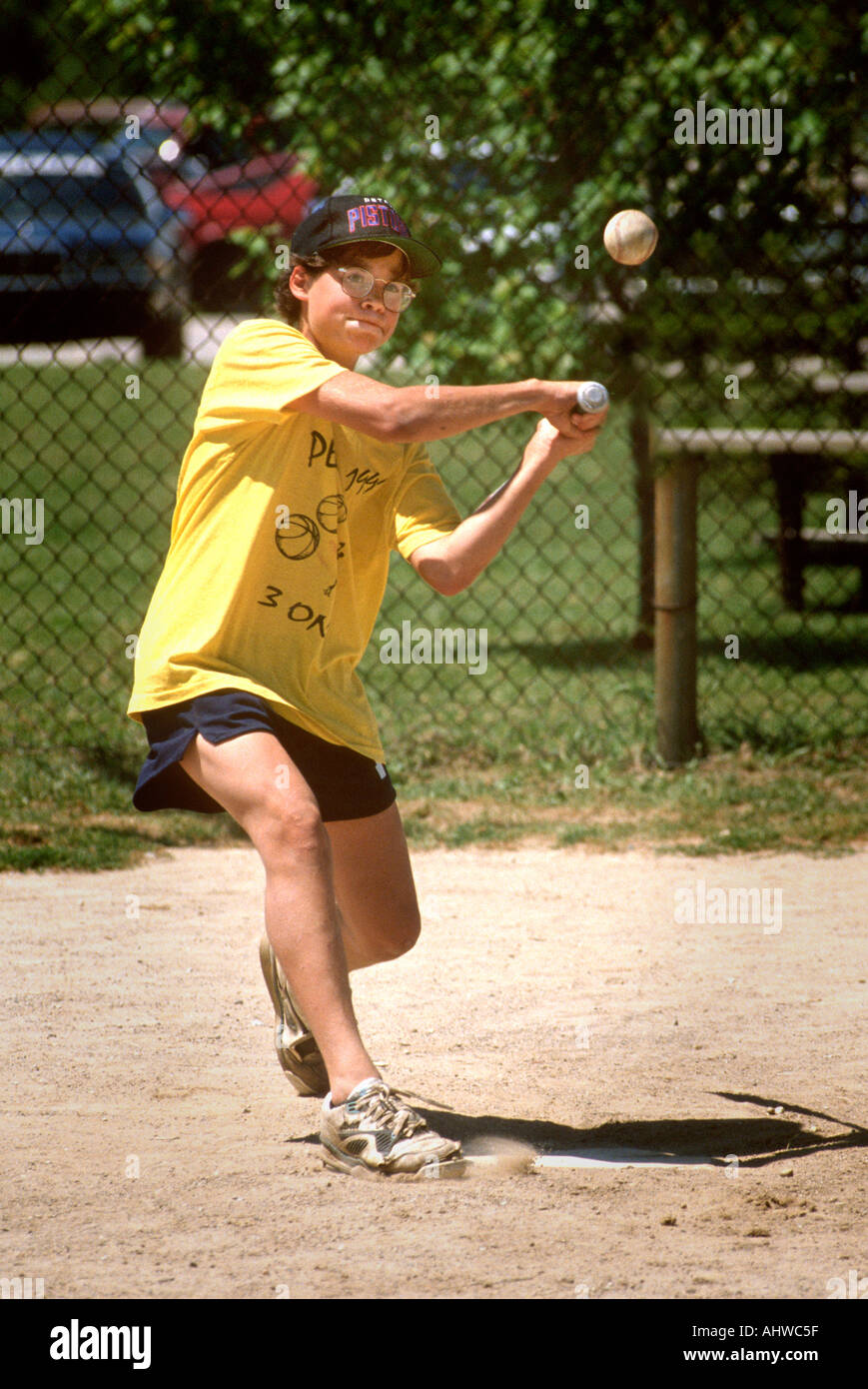 Linkshänder Baseball Spieler Treffer den Ball auf die Feldspieler in der Praxis zu zucken Stockfoto