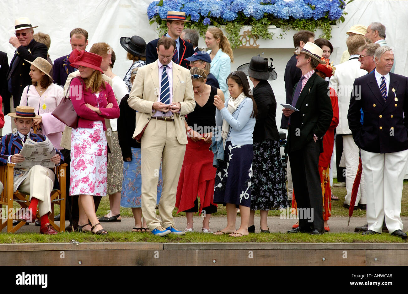 Zuschauer bei der Henley Royal Regatta auf der Themse in Oxfordshire-England-Vereinigtes Königreich Stockfoto